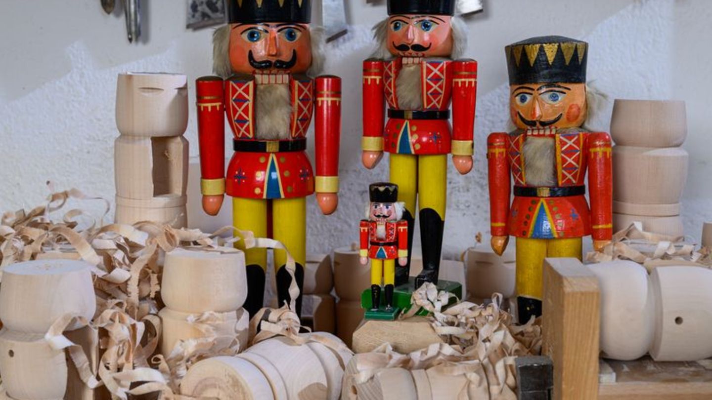 Kunsthandwerk-und-Lichterglanz-Wo-der-Nussknacker-lebt-Weihnachtszauber-im-Erzgebirge