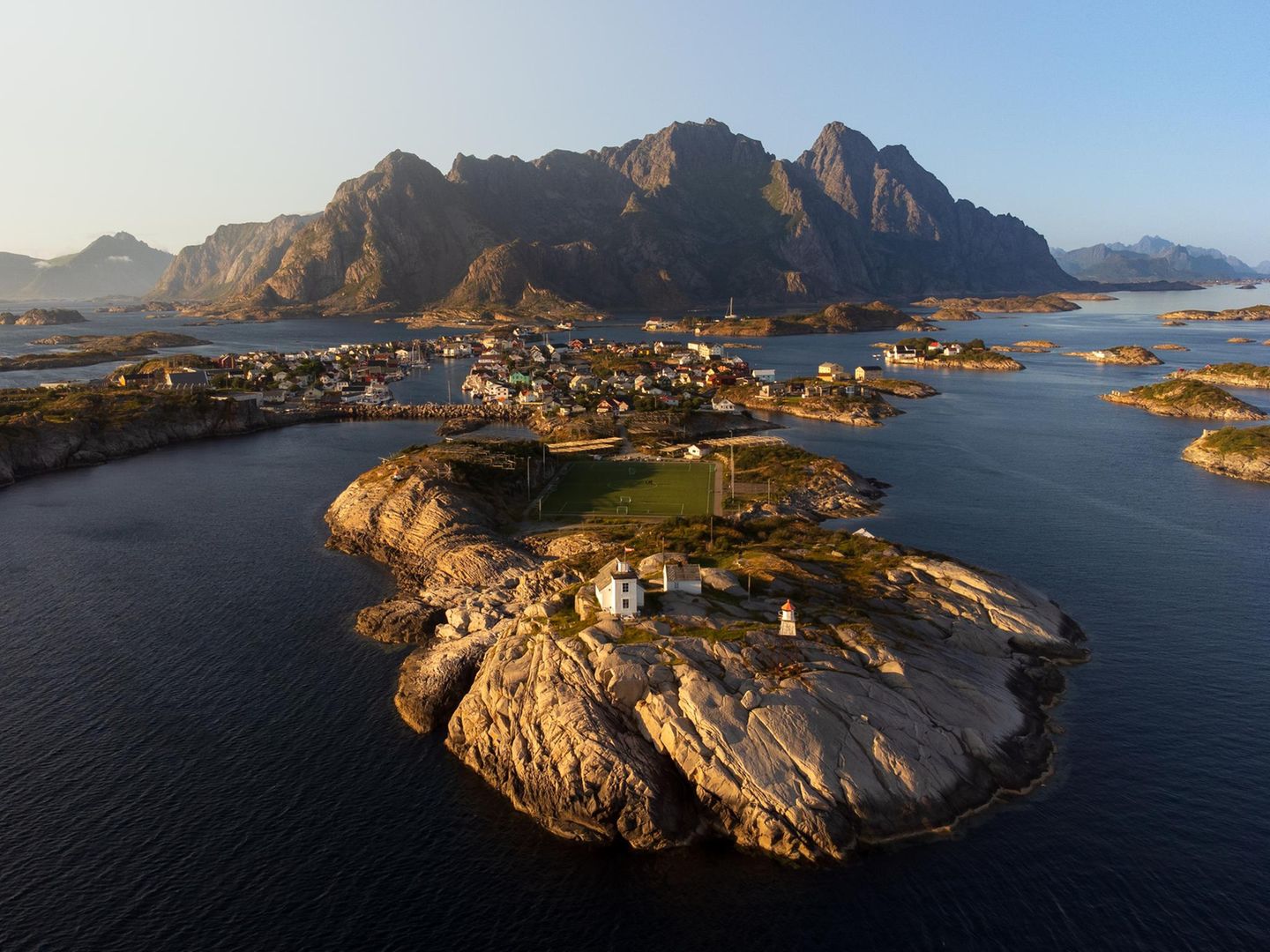 Luftaufnahme von Henningsvaer auf den Lofoten im Abendlicht
