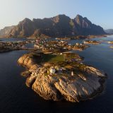 Luftaufnahme von Henningsvaer auf den Lofoten im Abendlicht