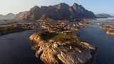 Luftaufnahme von Henningsvaer auf den Lofoten im Abendlicht
