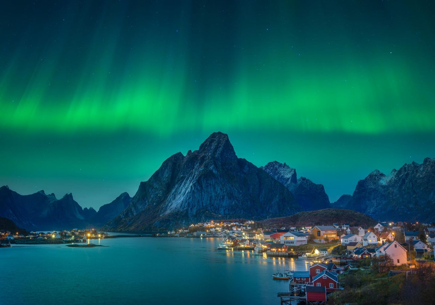 Nordlichter über Reine, Norwegen