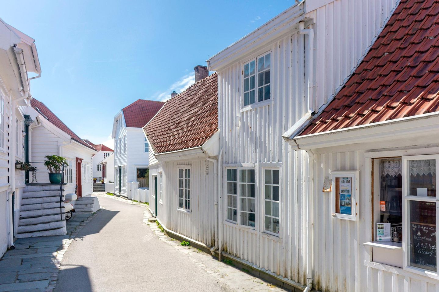 Weiße Holzhäuser Søragadå, Skudeneshavn, Norwegen