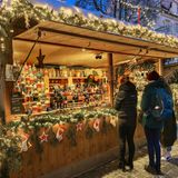 Weihnachtsmarkt-Bude in Kempten, davor Personen