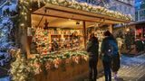 Weihnachtsmarkt-Bude in Kempten, davor Personen