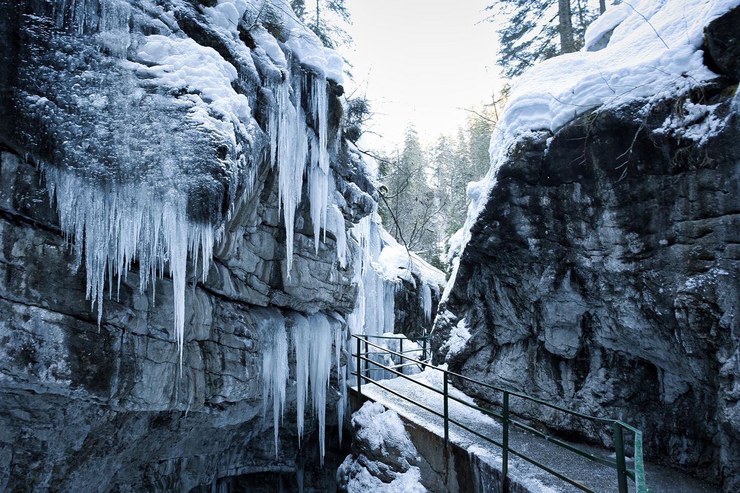 Weg und Schlucht, an den Felswänden Eiszapfen