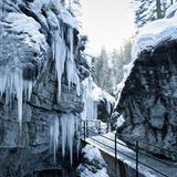 Weg und Schlucht, an den Felswänden Eiszapfen
