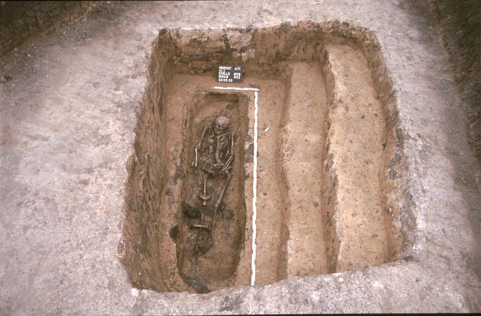 Skelett liegt in Grab