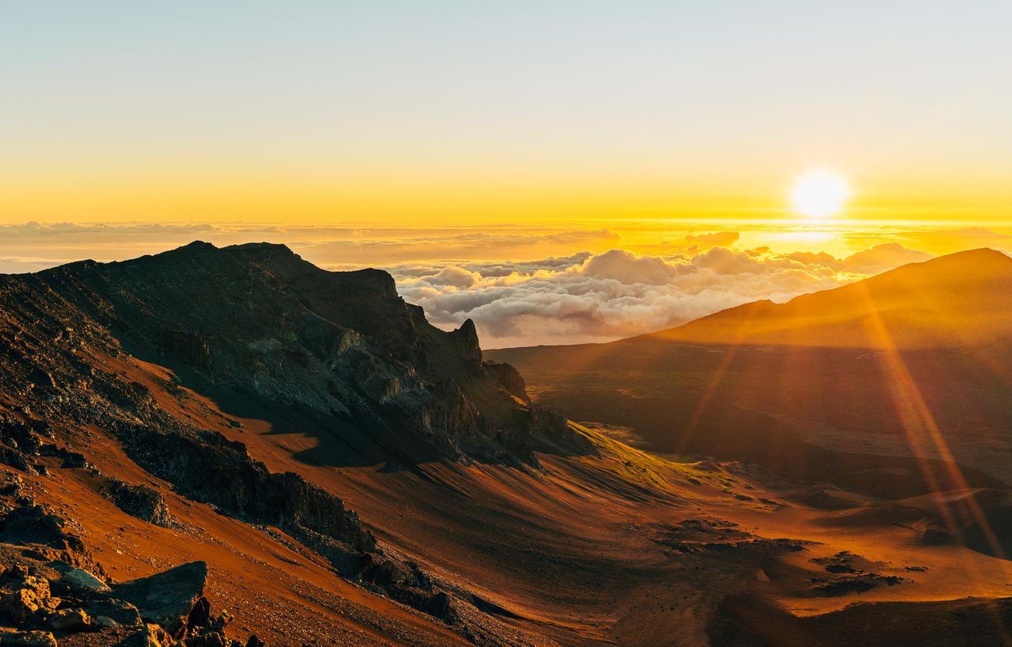 Blick auf Haleakalā Vulkan Krater Maui/Hawai bei Sonnenaufgang