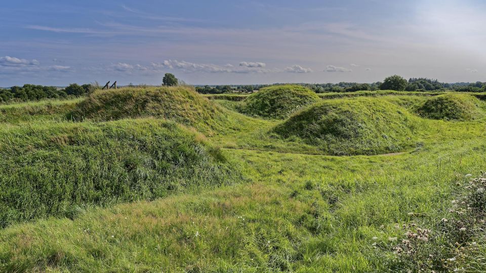 Grüne Hügel des Wallsystems von Danewerk in Schleswig-Holstein