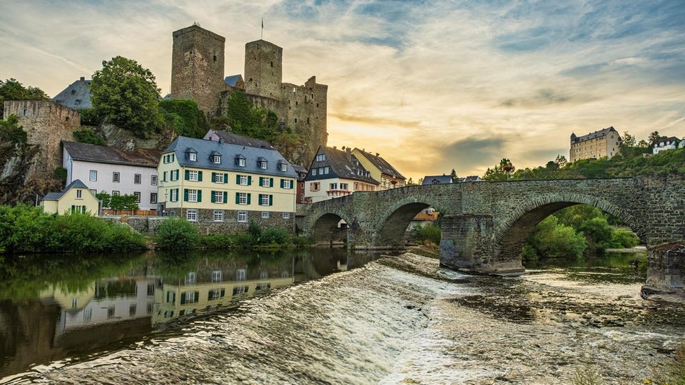 Burg thront über Stadt Runkel