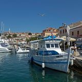 Der Hafen von Vrsar in Kroatien mit Booten vorne  und Stadt im Hintergrund