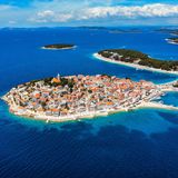 Das ehemalige Fischerdorf mit seiner auf einer Halbinsel gelegenen Altstadt