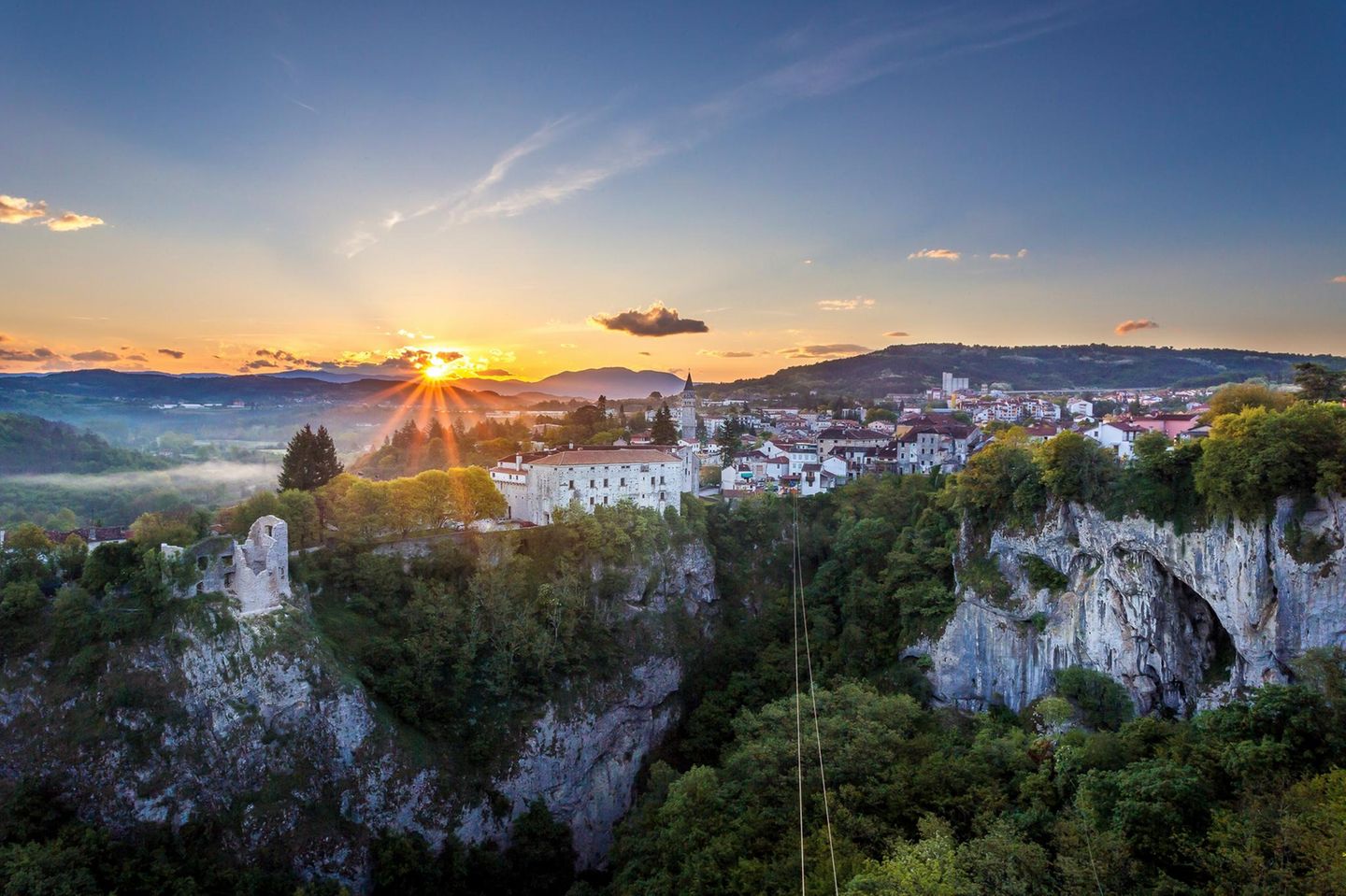 Luftaufnahme der Stadt Pazin bei Sonnenaufgang in Zentralistrien in Kroatien