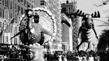 Ein Truthanhn-Wagen fährt als Teil der Thanksgiving-Parade durch New York 1981