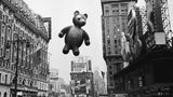 Ein Ballon in Form eines Bären schwebt zwischen Hochhäusern in New York 1949