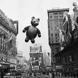 Ein Ballon in Form eines Bären schwebt zwischen Hochhäusern in New York 1949
