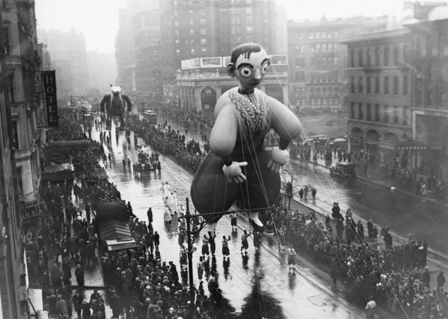 Riesige Heliumballons sind Teil einer Parade durch New York 1934