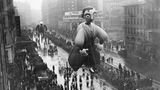 Riesige Heliumballons sind Teil einer Parade durch New York 1934