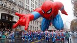 Der Spider-Man-Ballon schwebt während der Macy's Thanksgiving Day Parade in New York City