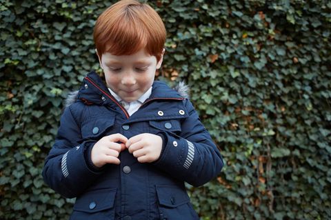 Manche Kinder sind über die Maßen zurückhaltend. Wann sollten Eltern unterstützen - und wann ist der Gang zu Experten geboten? 