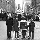 Kindern blicken auf die Parade und einen Popeye-Ballon in New York