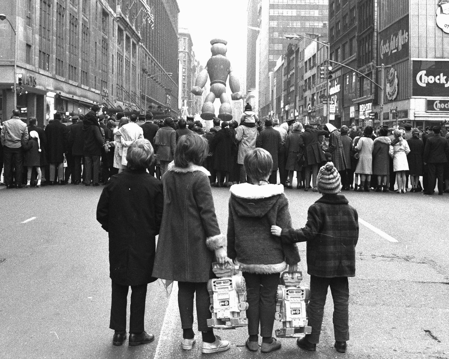 Kindern blicken auf die Parade und einen Popeye-Ballon in New York