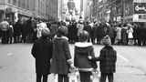 Kindern blicken auf die Parade und einen Popeye-Ballon in New York