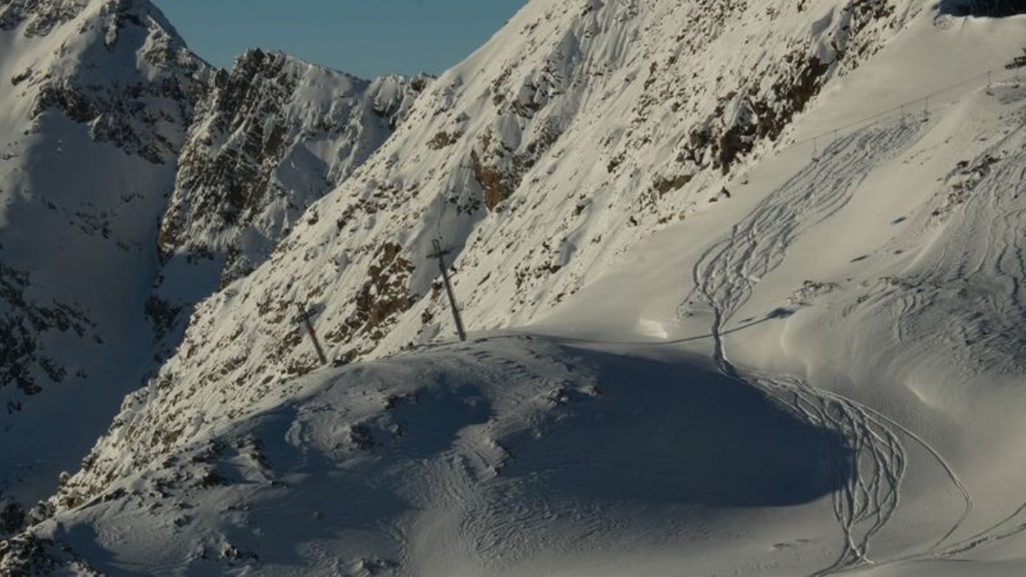 Bereits vorhandene Spuren im Tiefschnee bieten keine Sicherheit: Die Schneedecke kann weiterhin instabil sein. Foto: Jonathan Sc