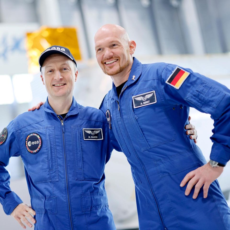 Matthias Maurer und Alexander Gerst umarmen sich