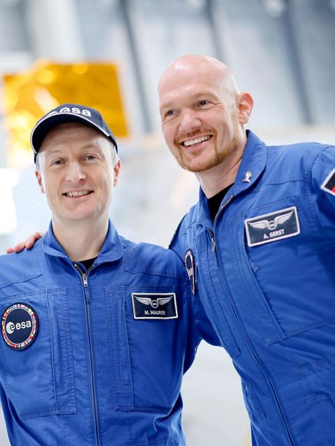 Matthias Maurer und Alexander Gerst umarmen sich