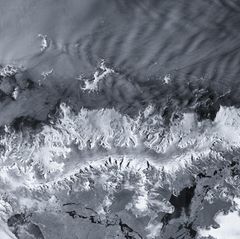 Die antarktische Halbinsel auf einem weiß-grauen Satellitenbild