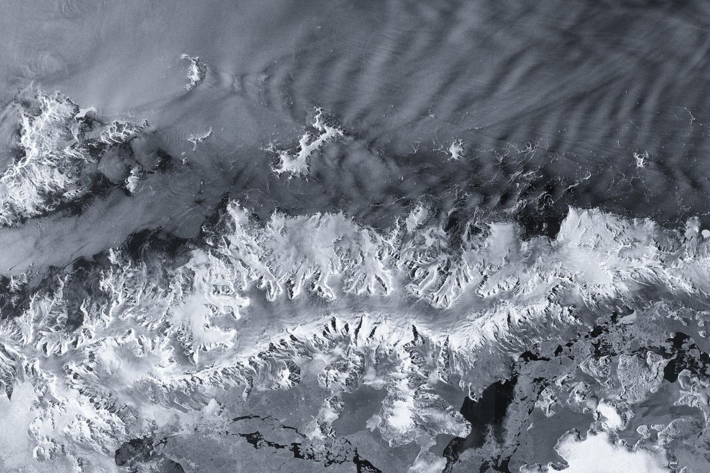 Die antarktische Halbinsel auf einem weiß-grauen Satellitenbild