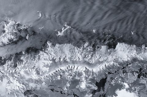 Die antarktische Halbinsel auf einem weiß-grauen Satellitenbild