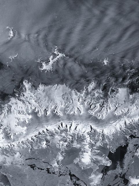 Die antarktische Halbinsel auf einem weiß-grauen Satellitenbild