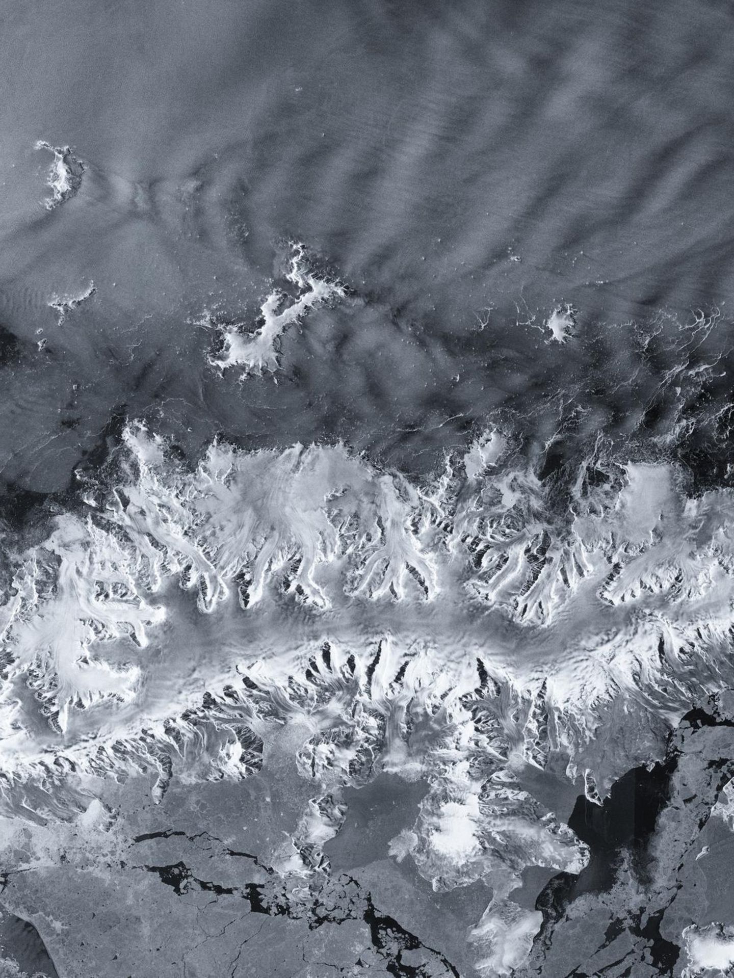 Die antarktische Halbinsel auf einem weiß-grauen Satellitenbild