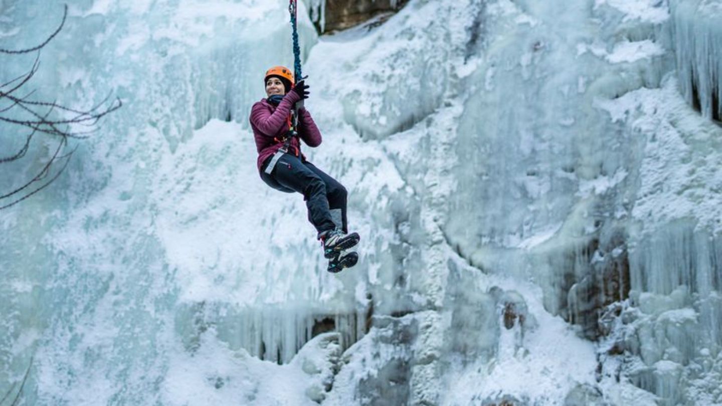 Nichts für Menschen mit Höhenangst: An einem Seil geht es zum Finale von einer Hängebrücke tief hinab. Foto: Tom Malecha/Filme V