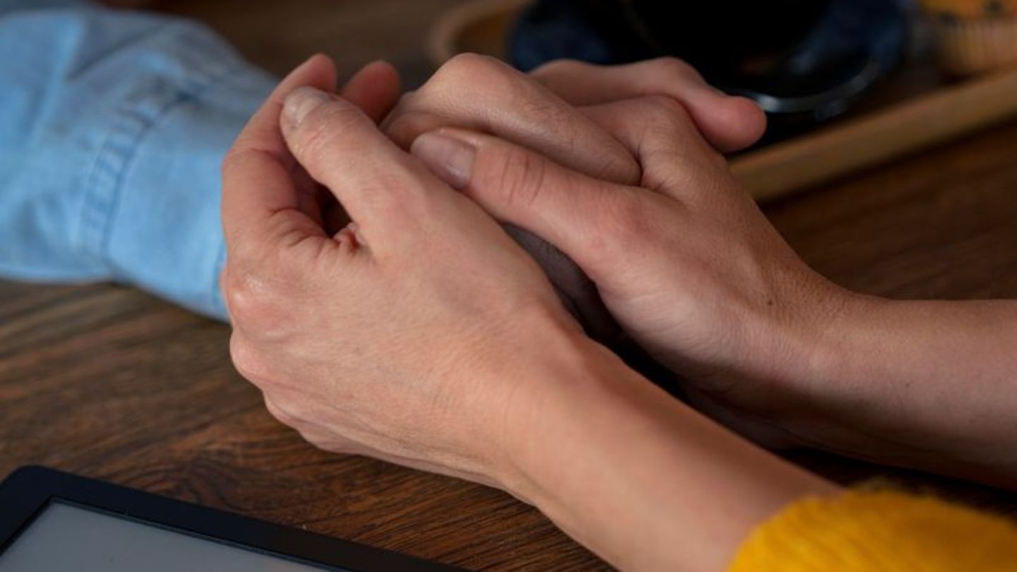 Das offene Gespräch mit Angehörigen hilft beim gemeinsamen Überwinden von Ängsten. Foto: Joseffson/Westend61/dpa-tmn