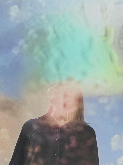 Künstlerisches Bild mit Mehrfachbelichtung – eine Frau schaut träumerisch in die Ferne