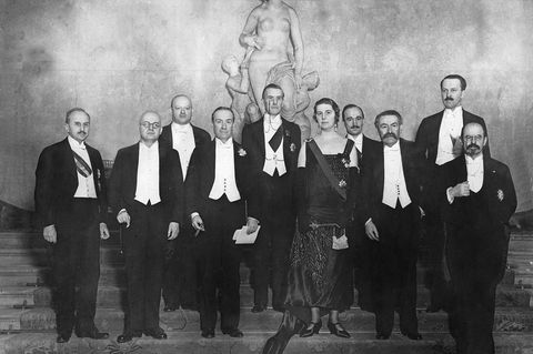 Staatschefs stehen nebeneinander aufgereiht auf einer Treppe