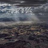 Noch durchbrechen einzelne Sonnenstrahlen die dichter werdende Wolkendecke und bestrahlen wie mit Scheinwerfern die karge, dystopisch anmutende Landschaft des namibischen Trockentals Huab. In ihrem Licht wirbelt der Staub eines aufziehenden Sandsturms. Er kündigt das sehnlich erwartete Gewitter an, das die ausgedörrte Landschaft mit seinem Regen zum Leben erwecken und die ausgetrockneten Flusstäler vorübergehend mit Wasser füllen wird. In der Regenzeit im Januar und Februar tummeln sich dann Wüstenelefanten und Nashörner am Ufer der Riviere – so nennt man in Namibia Flüsse, die nur zeitweise Wasser führen. Um sie herum werden Gräser, Kräuter und Wildblumen sprießen, deren Samen monate- oder gar jahrelang in der Erde schlummerten und auf ihren Einsatz warteten.