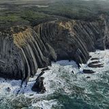 Im Winter fegen kräftige Stürme über die portugiesische Costa Vicentina und sorgen dafür, dass sich weit draußen im Atlantik meterhohe Wellen auftürmen. Wenn diese an die bis zu 30 Meter hohe Steilküste im wilden Westen der Algarve gepeitscht werden und dort mit großer Wucht an den Felsen zerschellen, dringt das Meerwasser in jede noch so kleine Ritze der Felswände ein. Das salzige Wasser spült die Fugen aus und zermürbt mit der Zeit selbst das härteste Gestein. Dennoch gilt die Costa Vicentina als der am besten erhaltene Küstenstreifen Europas, der über 200 Vogelarten ein Zuhause bietet.