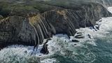 Im Winter fegen kräftige Stürme über die portugiesische Costa Vicentina und sorgen dafür, dass sich weit draußen im Atlantik meterhohe Wellen auftürmen. Wenn diese an die bis zu 30 Meter hohe Steilküste im wilden Westen der Algarve gepeitscht werden und dort mit großer Wucht an den Felsen zerschellen, dringt das Meerwasser in jede noch so kleine Ritze der Felswände ein. Das salzige Wasser spült die Fugen aus und zermürbt mit der Zeit selbst das härteste Gestein. Dennoch gilt die Costa Vicentina als der am besten erhaltene Küstenstreifen Europas, der über 200 Vogelarten ein Zuhause bietet.