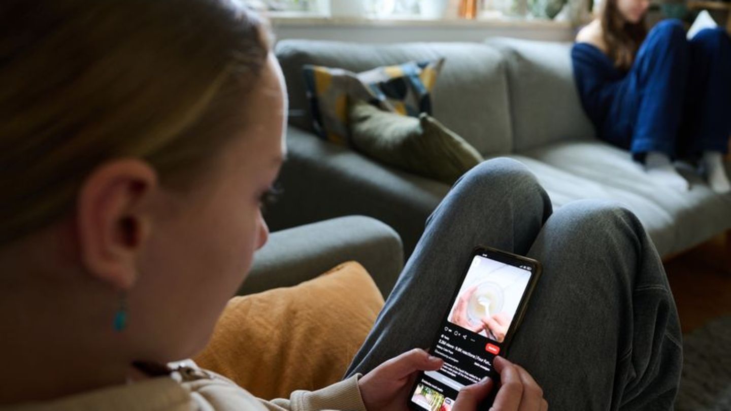 Einem an das Geblinker sozialer Medien gewöhnten Gehirn kann es schwerfallen, ausdauernd zu lesen. (Archivbild) Foto: Annette Ri