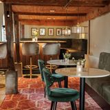 Seit den späten 1960er-Jahren ist das Restaurant De Schoppe ein Treffpunkt für Reisende und Einheimische – mit viel Holz, Wärme  und Blick auf die umliegenden Weiden. Heute trifft nostalgischer Charme auf moderne Küche: regionale Zutaten, deftige Klassiker, feine Menüs. Rundherum lädt der 5-Sterne-Ferienpark De Twee Bruggen bei Winterswijk zu entspannten Tagen ein. Zur Auswahl stehen gemütliche Ferienhäuser, komfortable Safari-Glampingzelte und großzügige Stellplätze.  Ob Brunch oder festliches Abendessen – hier geht alles im eigenen Tempo. Danach locken Sauna, beheiztes Hallenbad oder gemütliche Stunden vor dem Kamin, während draußen die niederländische Winterlandschaft zu Spaziergängen einlädt.