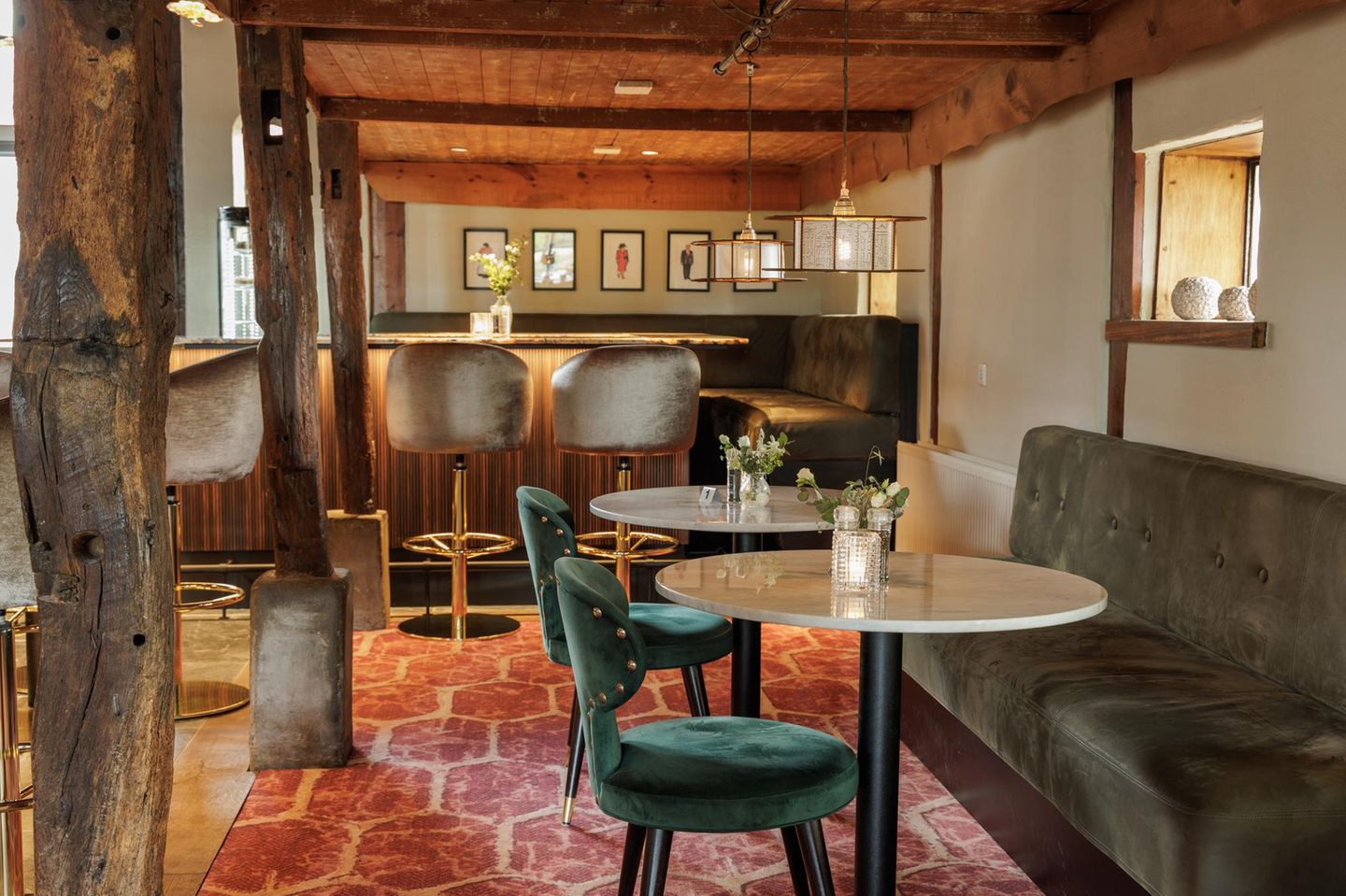 Seit den späten 1960er-Jahren ist das Restaurant De Schoppe ein Treffpunkt für Reisende und Einheimische – mit viel Holz, Wärme  und Blick auf die umliegenden Weiden. Heute trifft nostalgischer Charme auf moderne Küche: regionale Zutaten, deftige Klassiker, feine Menüs. Rundherum lädt der 5-Sterne-Ferienpark De Twee Bruggen bei Winterswijk zu entspannten Tagen ein. Zur Auswahl stehen gemütliche Ferienhäuser, komfortable Safari-Glampingzelte und großzügige Stellplätze.  Ob Brunch oder festliches Abendessen – hier geht alles im eigenen Tempo. Danach locken Sauna, beheiztes Hallenbad oder gemütliche Stunden vor dem Kamin, während draußen die niederländische Winterlandschaft zu Spaziergängen einlädt.