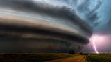 Eine riesige Gewitterwolke und ein Blitz