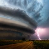 Eine riesige Gewitterwolke und ein Blitz