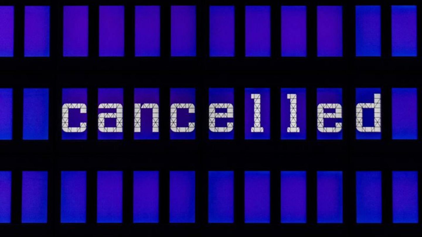 Flugabsagen können Reisepläne durchkreuzen, Urlauber haben dann bestimmte Erstattungsansprüche. Foto: Robert Michael/dpa-Zentral