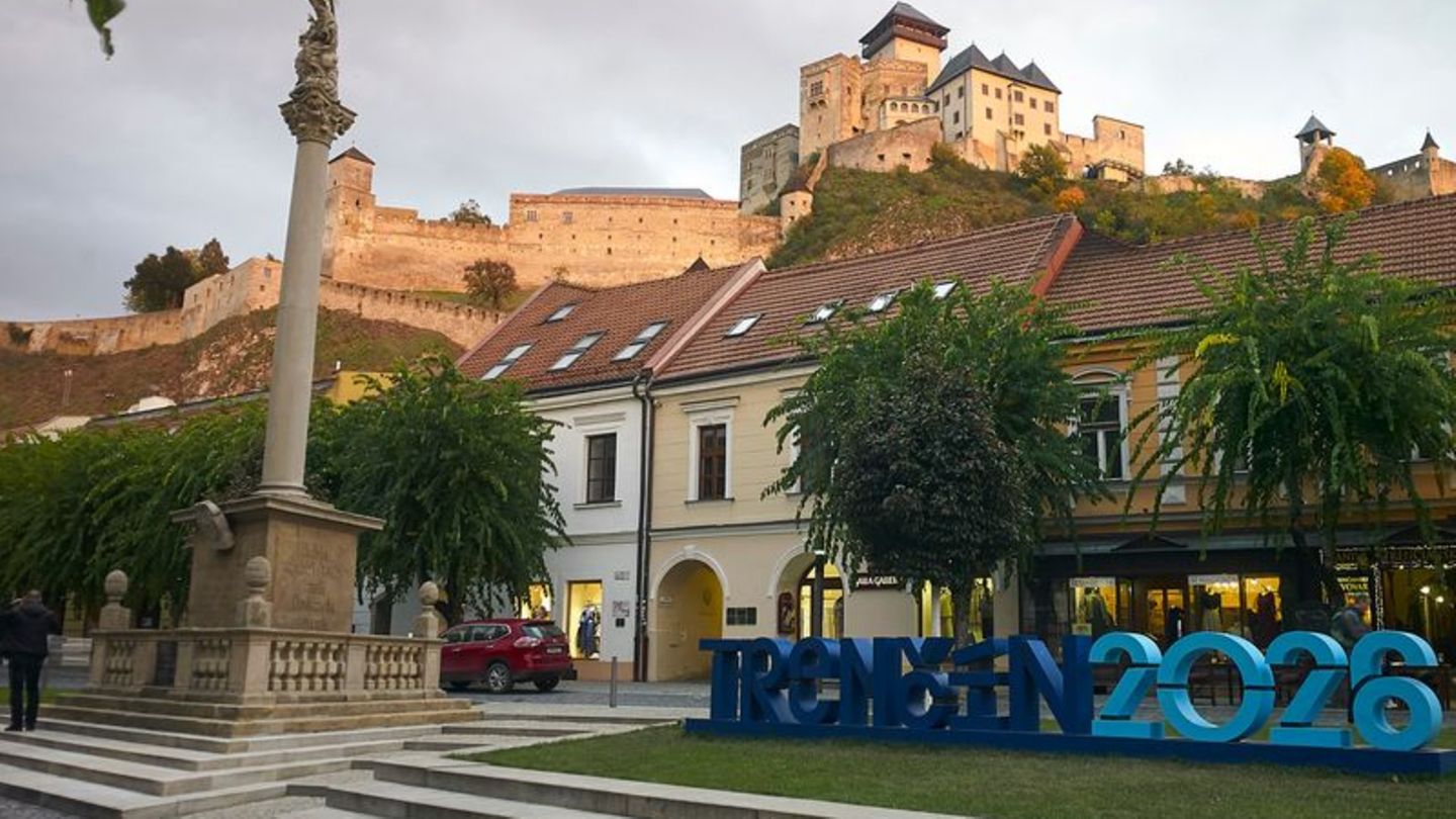 Blick auf die Mariensäule aus dem Jahr 1712 mit der mittelalterlichen Burganlage im Hintergrund. Foto: Michael Heitmann/dpa-tmn