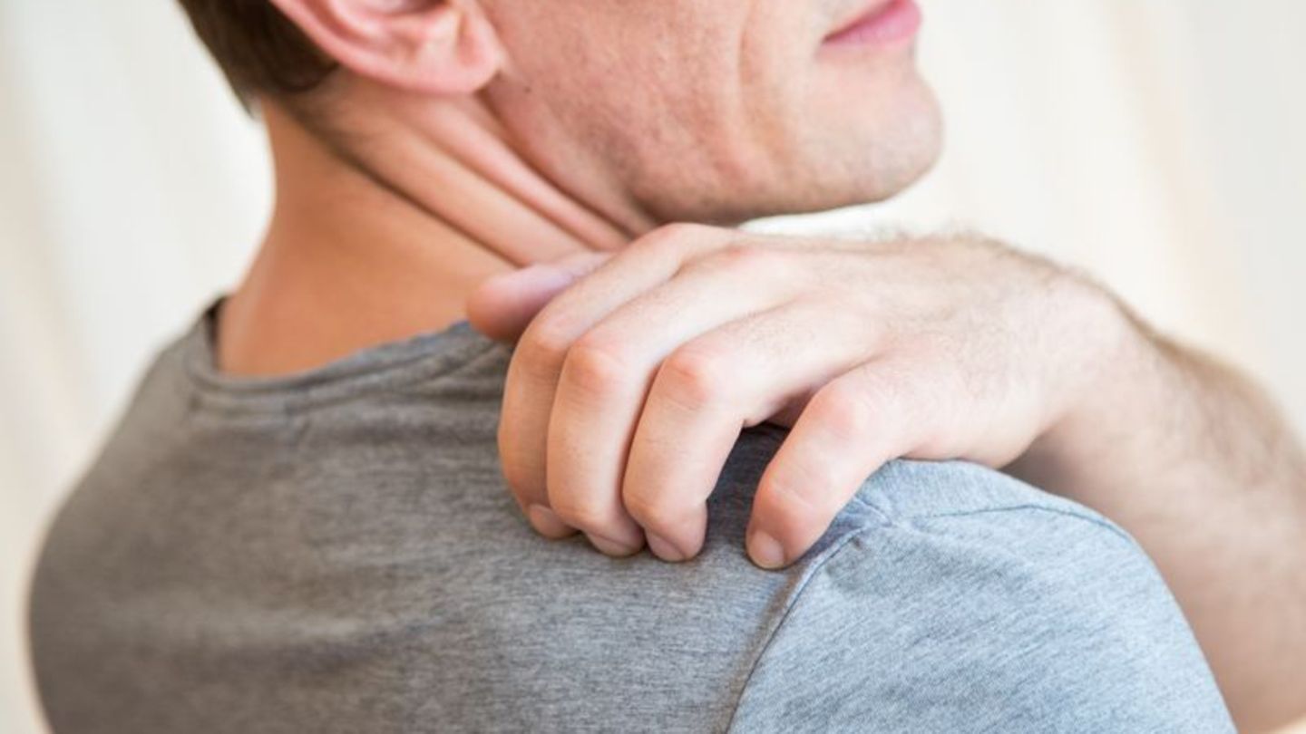 Juckreiz ist eines der typischen Symptome der Gürtelrose. Foto: Christin Klose/dpa-tmn